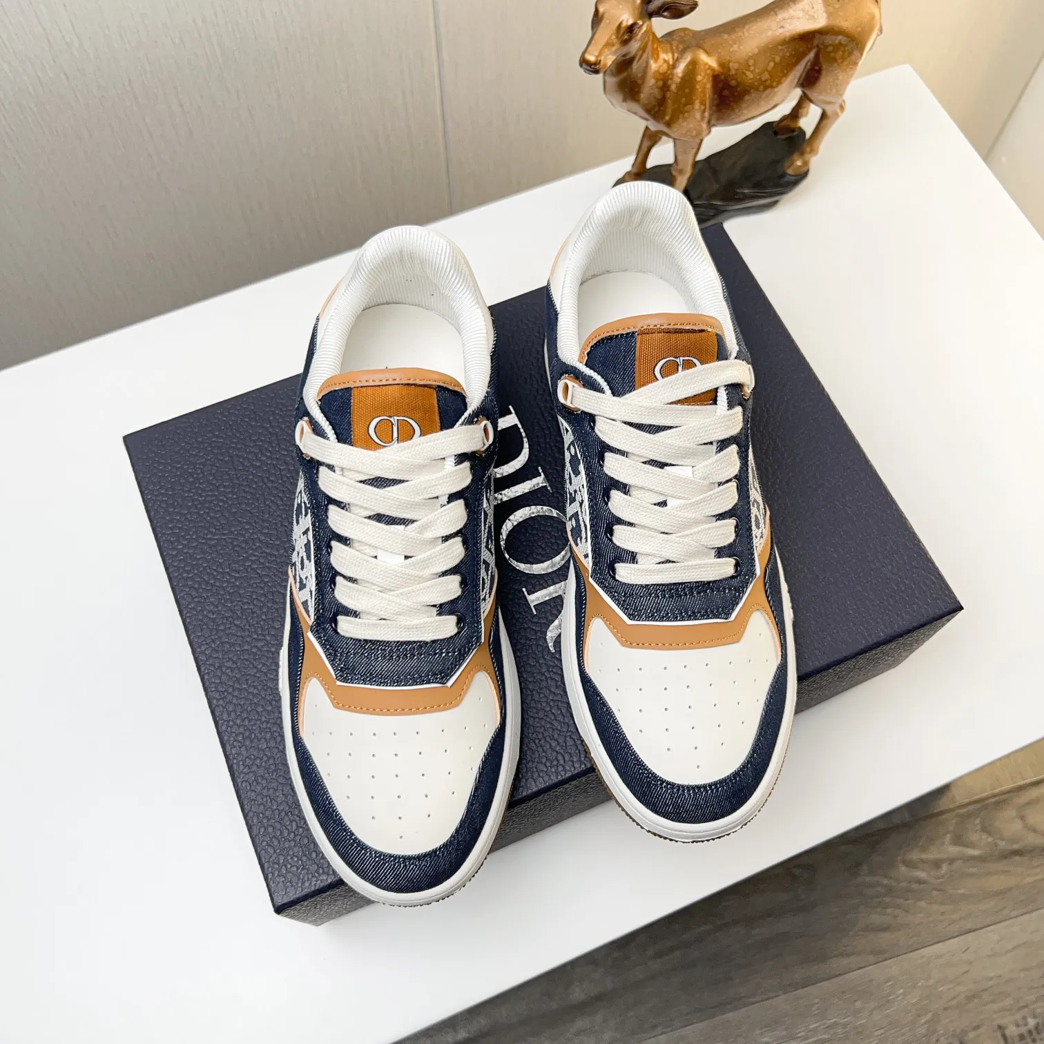Men's Men's Shoes 💰400 [New] 🦩🦩Dior - Low-top sneakers 2025 spring men's collection new arrivals [Celebrate][Celebrate][Celebrate], reinterpret the basketball shoe design and become a classic Dior item [Strong][Strong][Strong], crafted in black and cream white smooth cowhide with beige suede, leather display on the side The CD logo, tongue, sole and back side are decorated with various distinctive details to enhance the style[666][666], while eyelet details, topstitching and rubber panels highlight the dynamic charm of its athletic style[strong][strong][strong]. It has a two-color rubber sole, which can be matched with various clothing to create a refined look. Size: 38 to 44 (45 can be customized